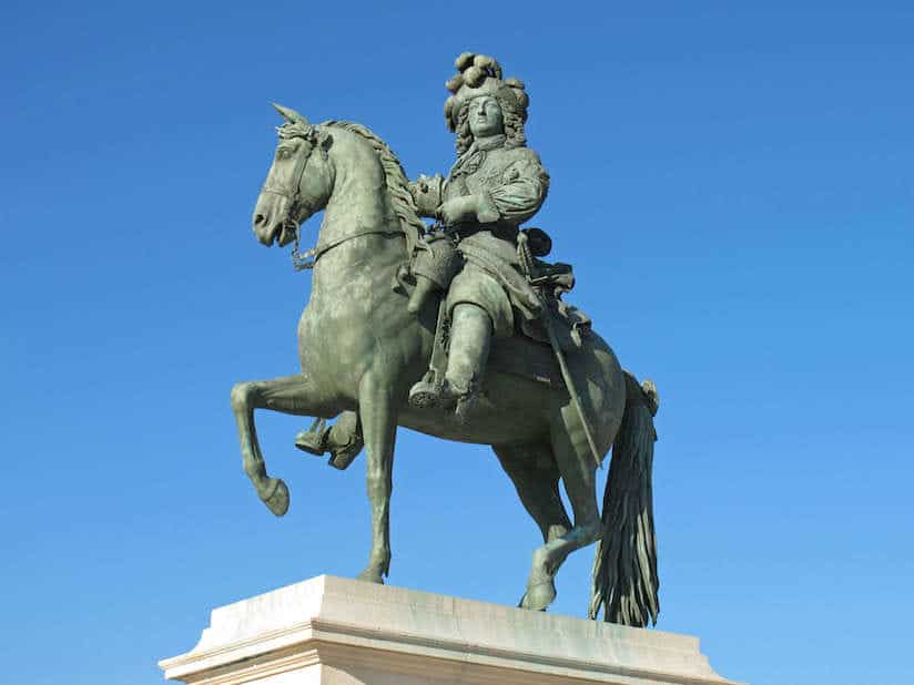 ヴェルサイユ宮殿の正面に立つルイ14世の騎馬像