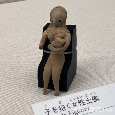 子を抱く女性土偶